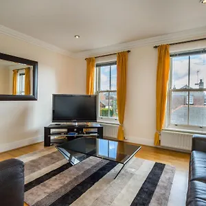  Guest house Spacious, 3 Bed House For 6 In Central